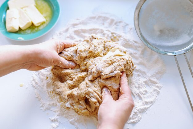 Mani femminili che impastano l'impasto