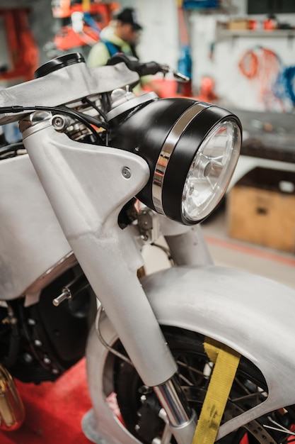 Motocicletta personalizzata in piedi in officina