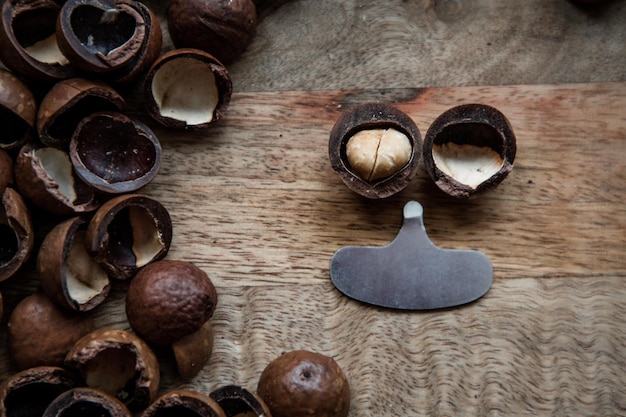 Noce di macadamia sulla chiave del primo piano del tavolo per la macadamia