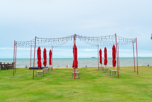 Ombrellone con lampadina sul cortile con sfondo mare spiaggia