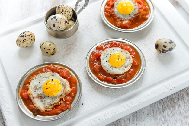 Omelette di uova di quaglia con salsa di pomodoro