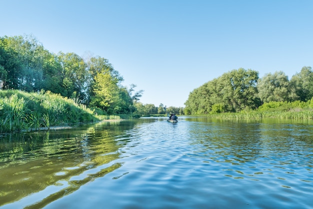 Foto paesaggio calmo con fiume azzurro e alberi verdi