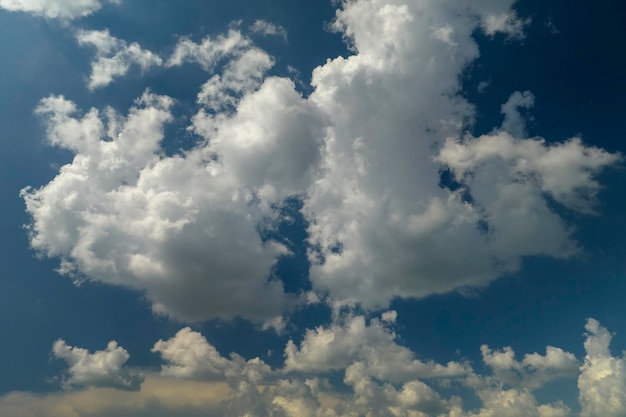 Paesaggio luminoso di nuvole cumuliformi gonfie bianche su cielo blu chiaro.