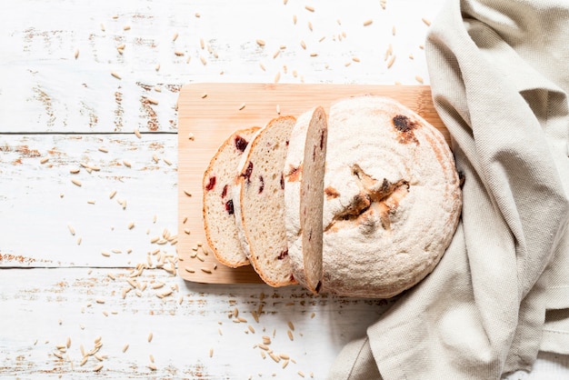 Pane a fette piatto laici sul tagliere