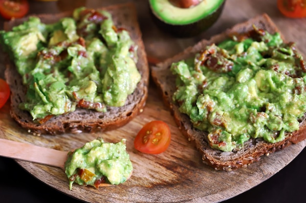 Panini al guacamole su una tavola di legno Cibo dietetico Keto