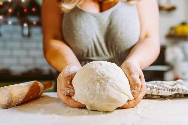 pasta da cucina per la cottura delle vacanze, pizza, torta salata, a casa, nella cucina di casa