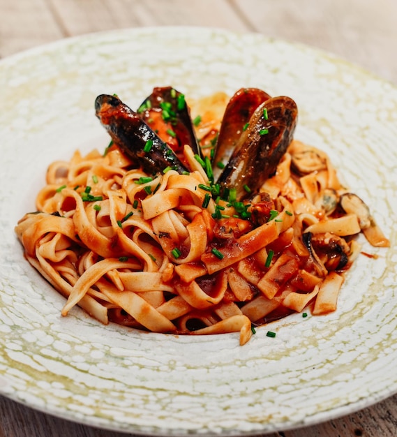 Piatto di pasta italiana con sughi bianchi e di pomodoro