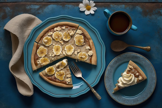 Pizza alla banana con cannella e zucchero di canna guarnita con panna fresca