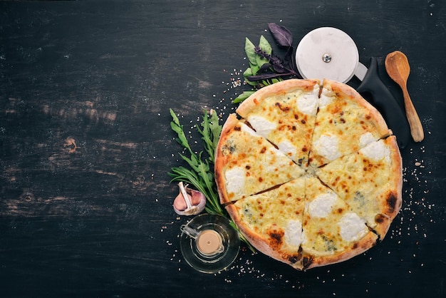 Foto pizza quattro formaggi cucina italiana su fondo in legno spazio libero per testo vista dall'alto