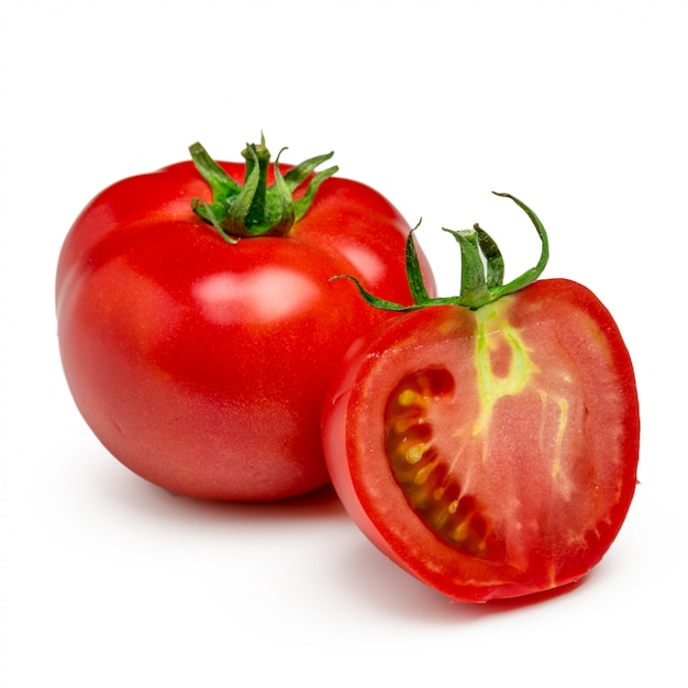 Pomodori. Intero e mezzo isolato su bianco