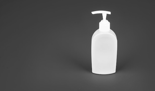 Presentazione del prodotto dispenser di sapone disinfettante senza marchio pubblicità abitudini quotidiane e cosmetici per la cura della pelle per la cura personale su sfondo blu articoli da toeletta per l'igiene