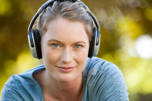 Primo piano di bella donna che gode della musica nel parco