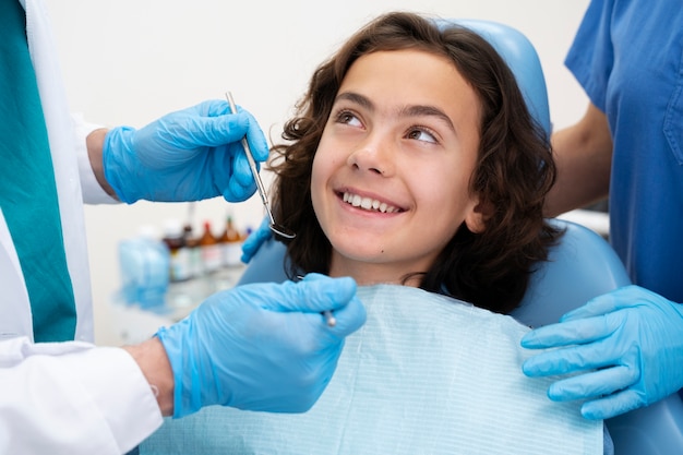 Primo piano sul ragazzo dal dentista