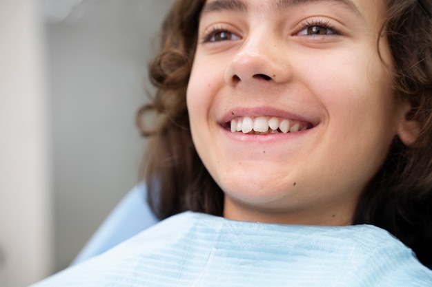 Primo piano sul ragazzo dal dentista