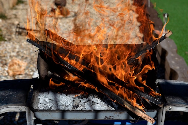 Foto prossimo piano del fuoco al barbecue