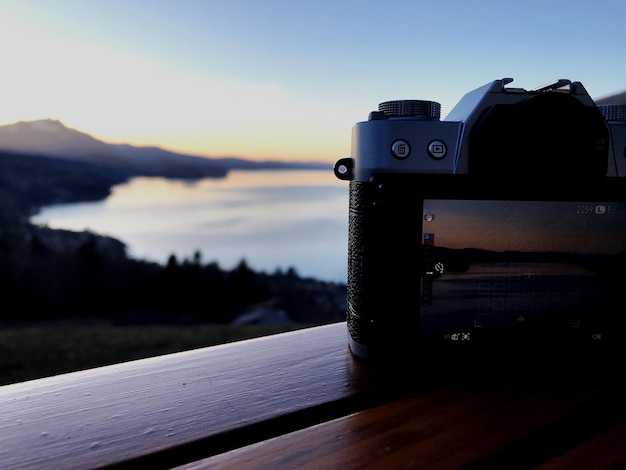 Foto prossimo piano della telecamera contro il cielo al tramonto