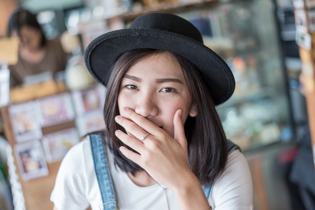 ragazza si copre la bocca con le mani