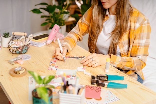 Foto realizzazione di carta fatta a mano da carta. fai da te, concetto di hobby, idea regalo, arredamento con