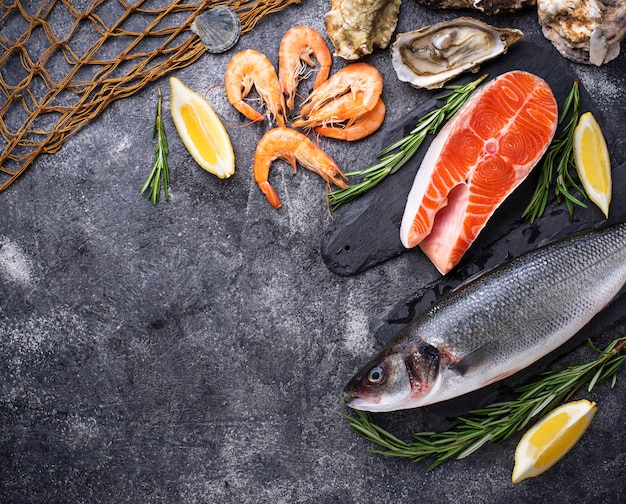 Salmone, spigola, gamberetti e ostriche