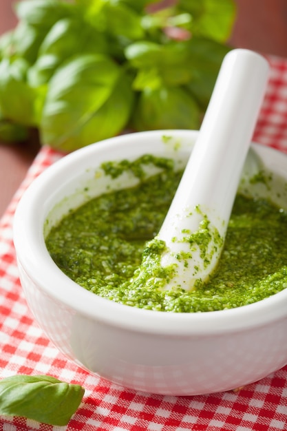 Foto salsa di pesto e ingredienti sul tovagliolo rosso