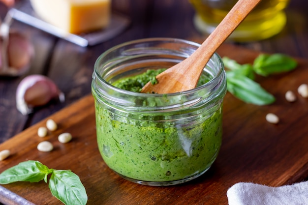 Foto salsa italiana di pesto su una tavola di legno. cucina nazionale. mangiare sano. ricetta.