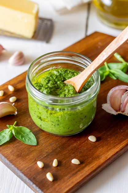 Foto salsa italiana di pesto su una tavola di legno. cucina nazionale. mangiare sano. ricetta.