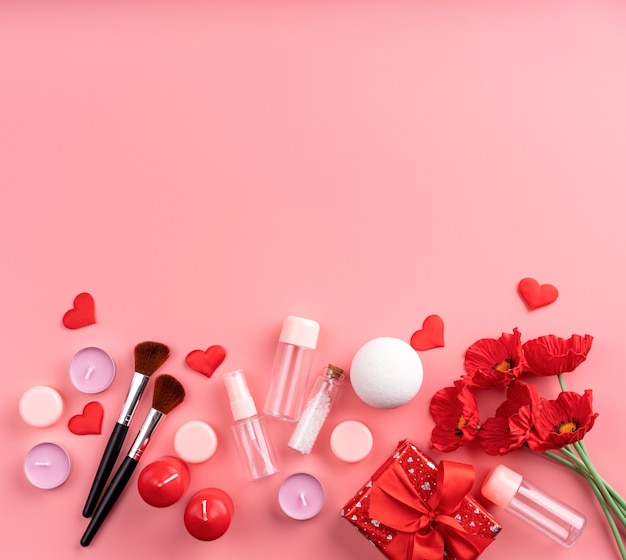 San Valentino e concetto di giorno delle donne. Accessori cosmetici moda con confezione regalo