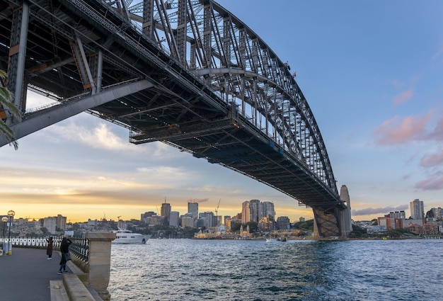 Scenario sotto Sydney Harbour Bridge al tramonto in Australia