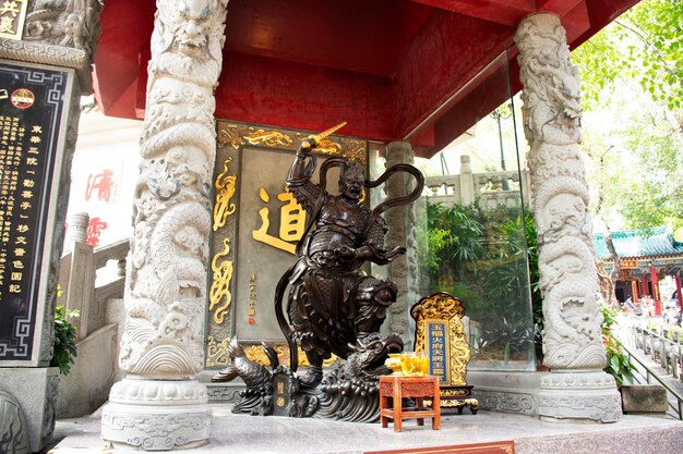 Foto scultura divinità cinese dio custode all'ingresso del tempio di wong tai sin per le persone che visitano e rispettano pregando all'isola di kowloon il 9 settembre 2018 a hong kong cina