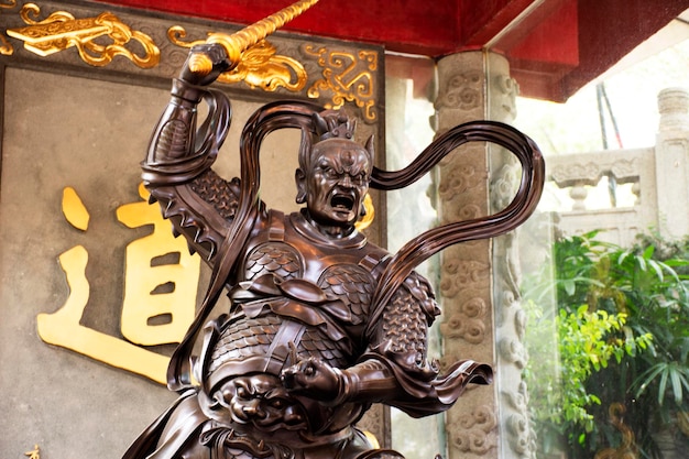 Foto scultura divinità cinese dio custode all'ingresso del tempio di wong tai sin per le persone che visitano e rispettano pregando all'isola di kowloon il 9 settembre 2018 a hong kong cina