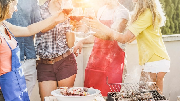 Foto sezione centrale di amici che brindano a bicchieri di vino sulla terrazza dell'edificio