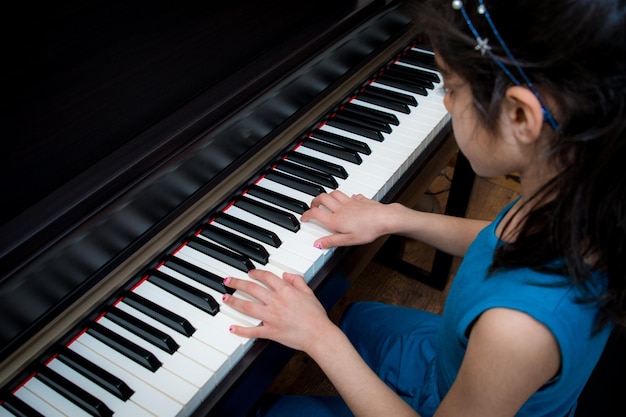 Sezione centrale di una donna che suona il pianoforte