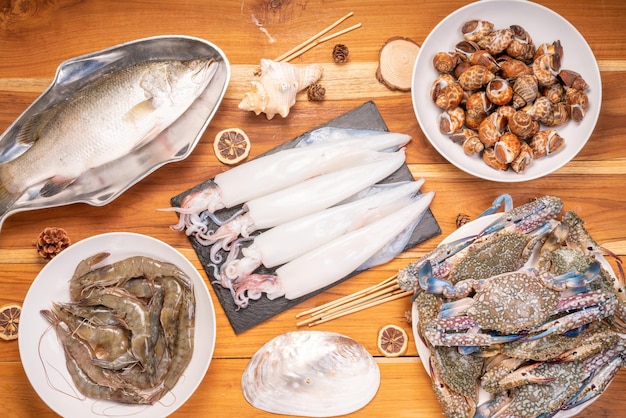 Foto snapper di gamberetti di pesce fresco pesce persico gigante o spigola granchio blu maculato babilonia e calamari