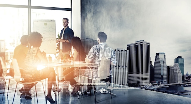 Foto sono una squadra che sa solo di avere successo foto migliorata digitalmente di un uomo d'affari che fa una presentazione nella sala del consiglio