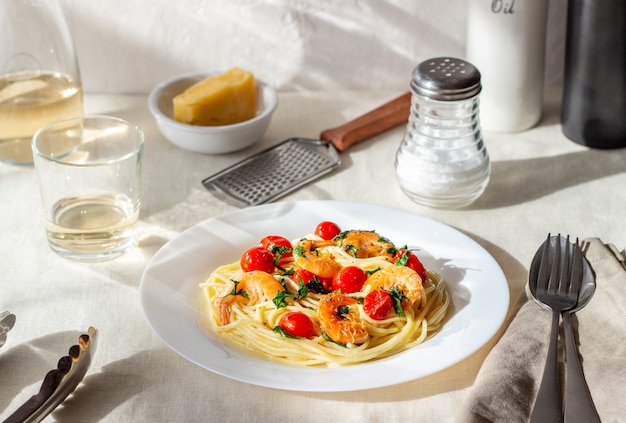 Foto spaghetti di pasta italiana con gamberi e pomodori. cucina nazionale.