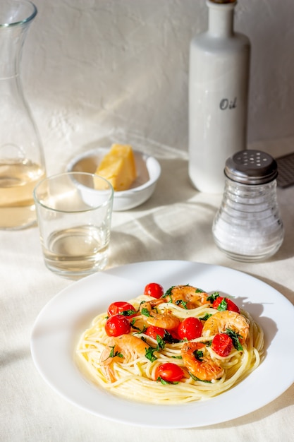 Foto spaghetti di pasta italiana con gamberi e pomodori. cucina nazionale.