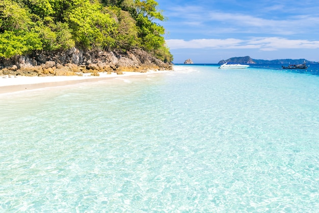 Spiaggia tropicale di sabbia bianca