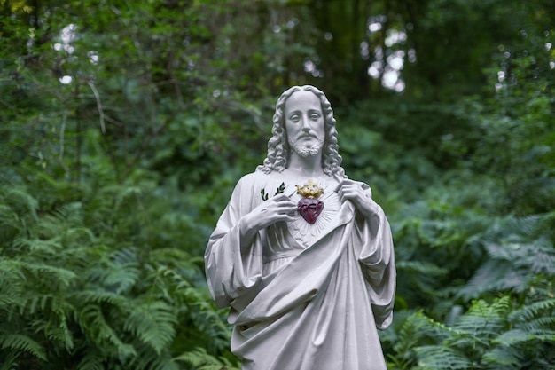 Foto statua di gesù con cuore rosso