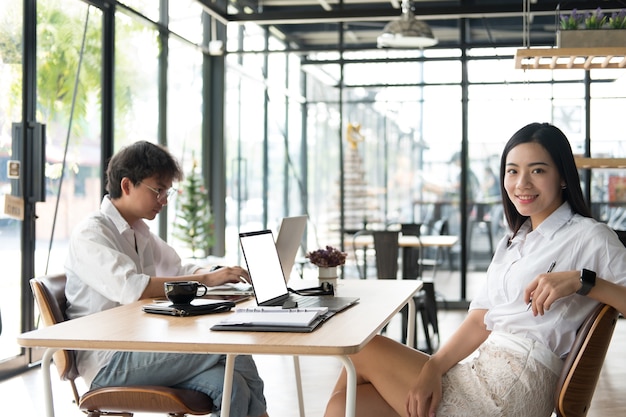 Foto studente che utilizza il computer per l&#39;apprendimento online. uomo e donna che lavorano