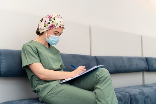 Studentessa in medicina che indossa una maschera medica