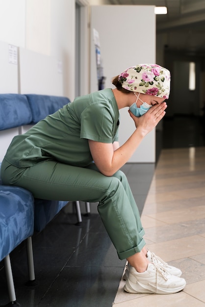 Studentessa in medicina che indossa una maschera medica