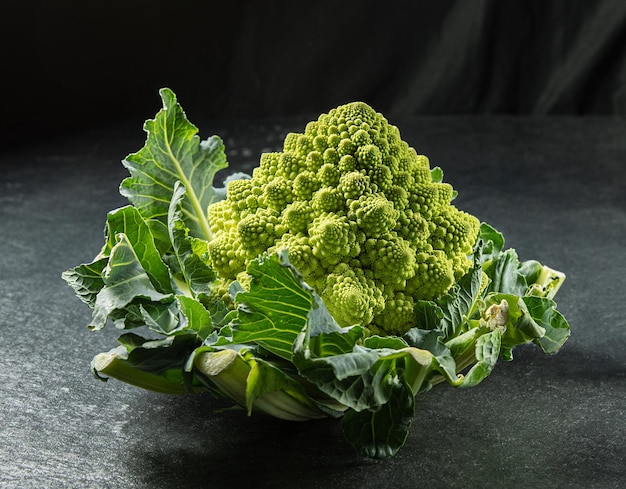 Testa di broccoli romanesco su una superficie di pietra scura cavolo primo piano sequenza di fibonacci per chi ama la matematica