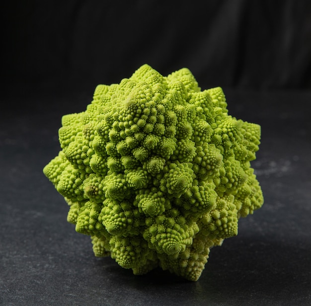 Testa di broccoli romanesco su una superficie di pietra scura cavolo primo piano sequenza di fibonacci per chi ama la matematica