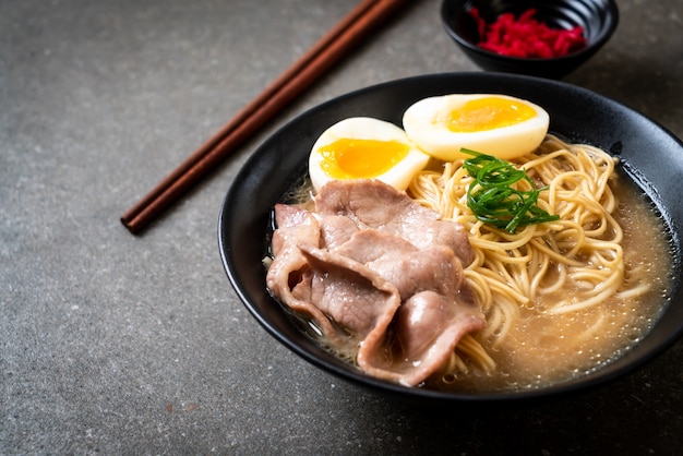 tonkotsu ramen noodles con carne di maiale e uovo