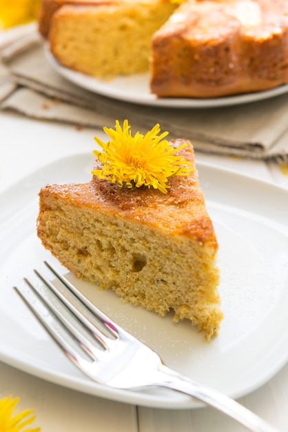 Torta con i fiori di tarassaco