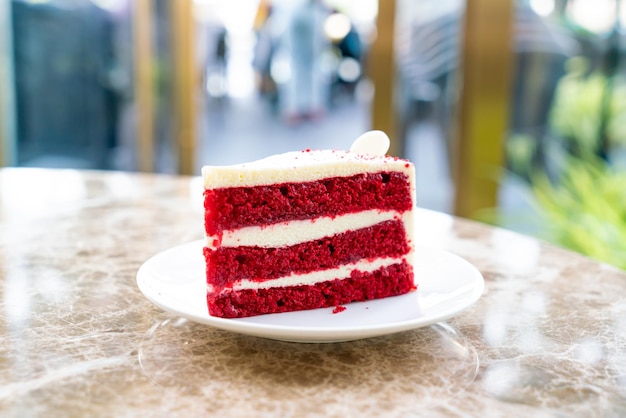 Torta di velluto rosso nel piatto