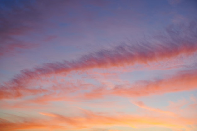 Tramonto colorato drammatico Paesaggio di fantasia con nuvole e tramonto arancione Linee di nuvole illuminate dal sole al tramonto arancione