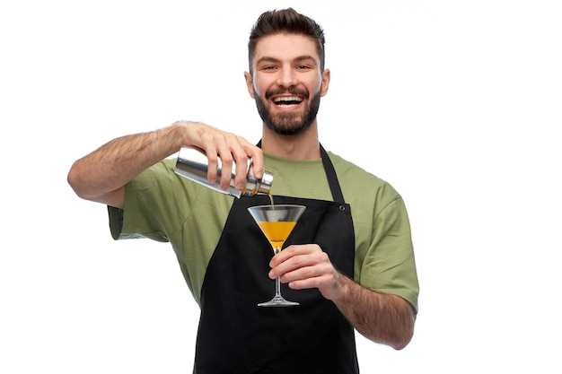 Foto un barista felice con uno shaker e un bicchiere che prepara una bevanda