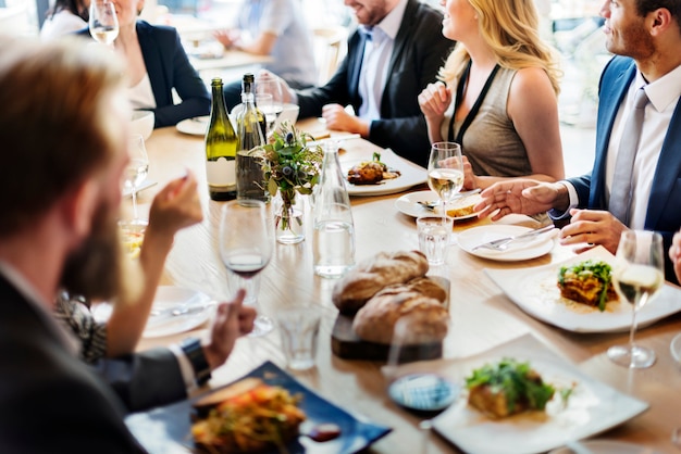 Un gruppo di persone diverse pranza insieme