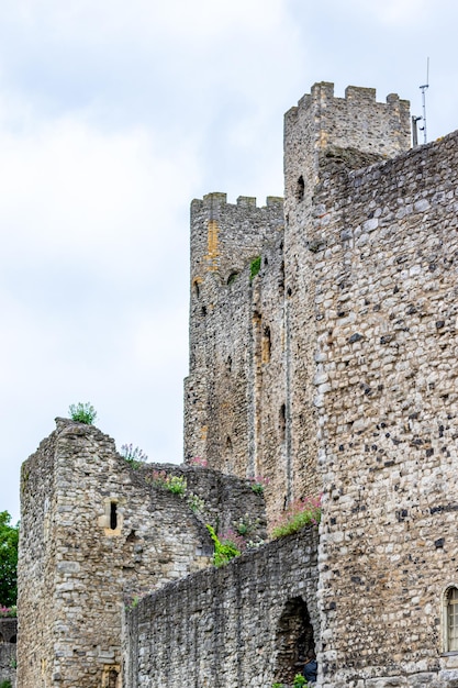 Foto una torre del castello con un segno giallo in cima.